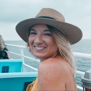 Meet your Posher, Larissa